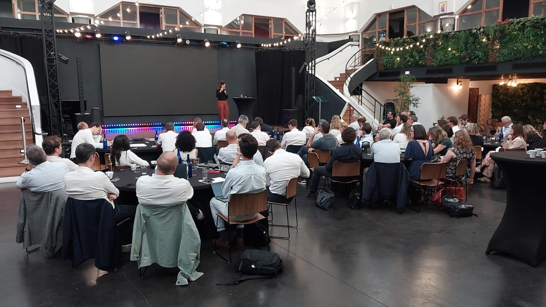 Coline Crussaire en conférence devant une salle de collaborateurs